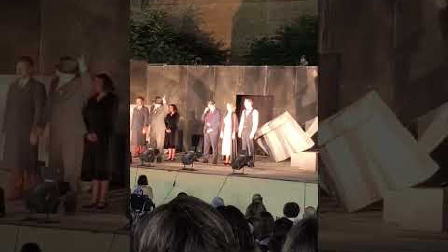 Αγανακτισμένος ο Βλαδίμηρος Κυριακίδης στο τέλος της παράστασης στα Χανιά         Πηγή: Άννα Σαματά