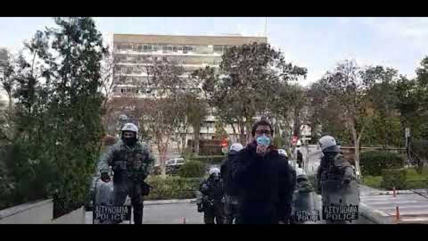 Ένταση ΜΑΤ με φοιτητές έξω από την Πρυτανεία - Voria.gr