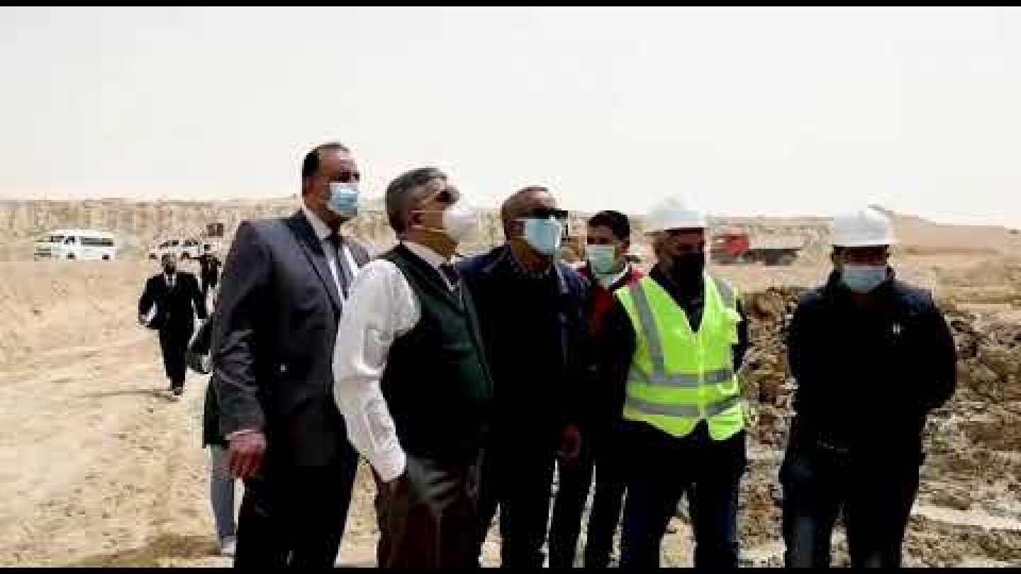 مواصلة أعمال تعويم السفينة الجانحة بقناة السويس