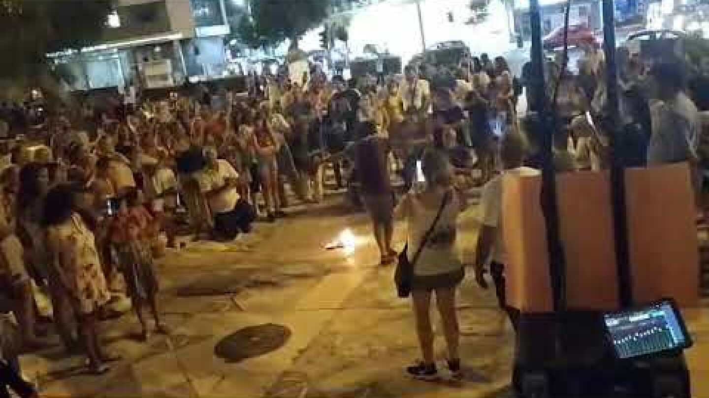 Χανιά | Έκαψαν μάσκες στη συγκέντρωση κατά της χρήσης τους στα σχολεία