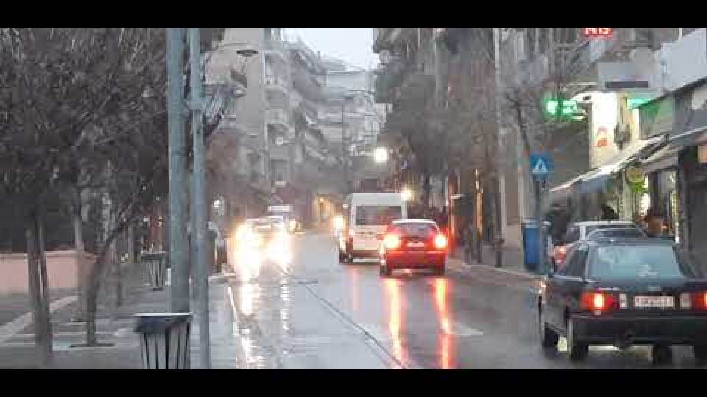 kozan.gr: Κοζάνη:Συνεχίζεται η ασθενής χιονόπτωση. Εικόνες από το κέντρο της πόλης