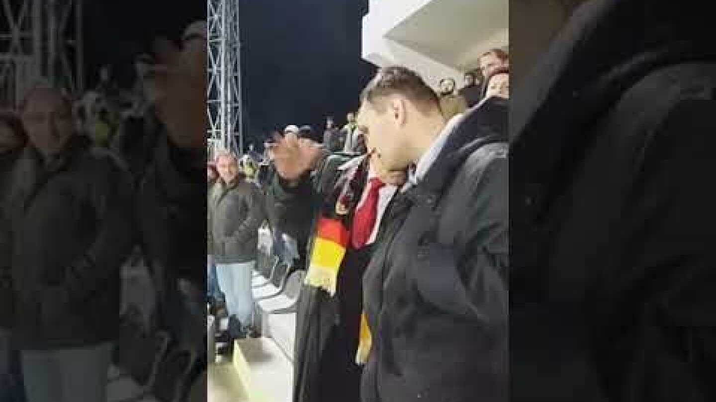 Ο φίλαθλος που μοιάζει στον Αδόλφο Χίτλερ