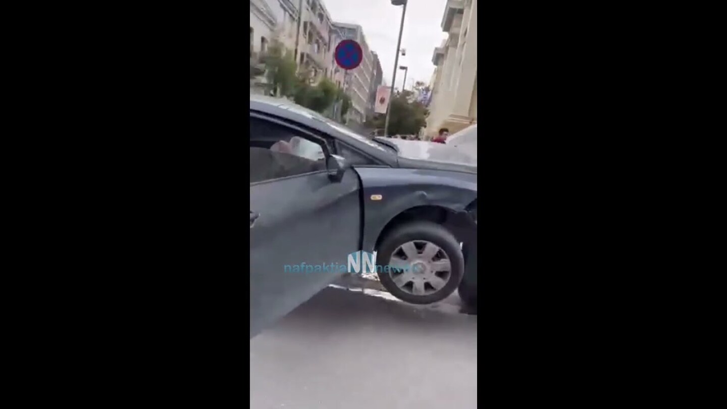 Πάτρα: Αυτοκίνητο στον αέρα στάθηκε πάνω σε κολωνάκι.