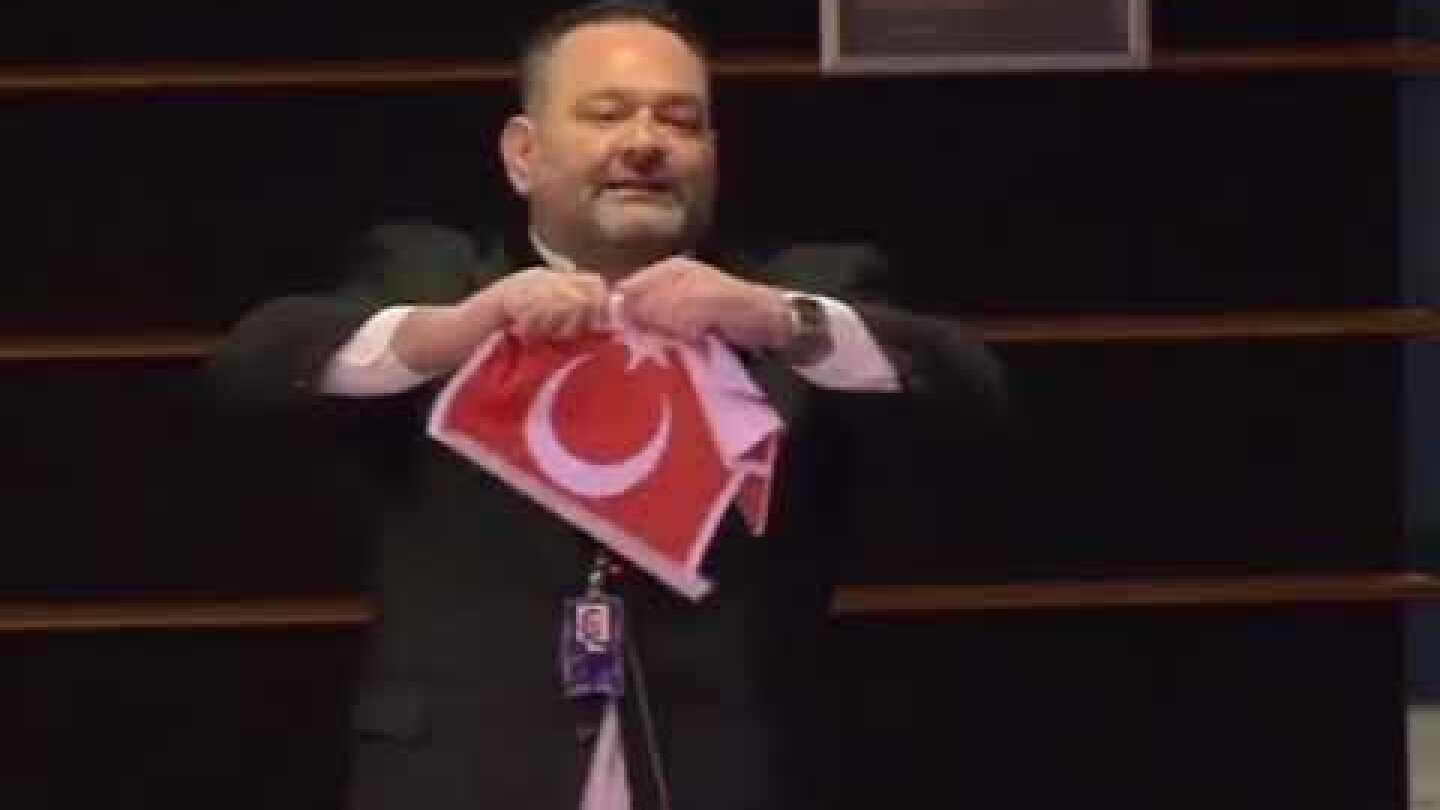 Ο Λαγός σκίζει Τουρκική σημαία μέσα στο Ευρωκοινοβούλιο