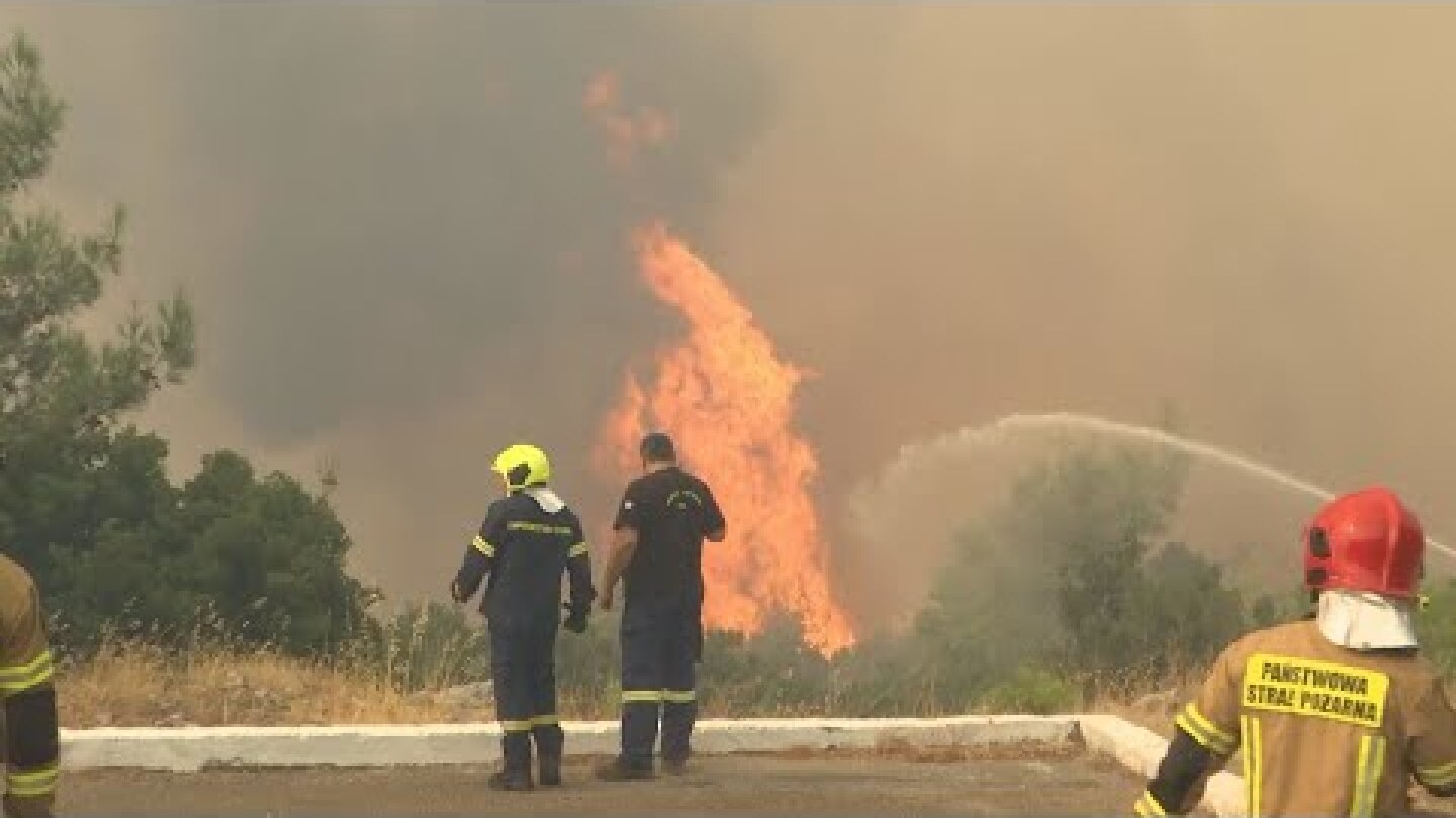 Βίλια: Οι συνεχείς αλλαγές της φοράς του ανέμου δυσκολεύουν τις προσπάθειες κατάσβεσης της πυρκαγιάς