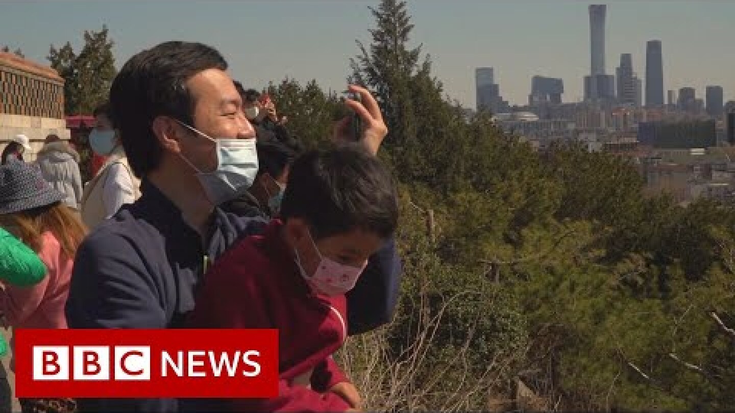 Coronavirus: People in Beijing begin to head outdoors - BBC News