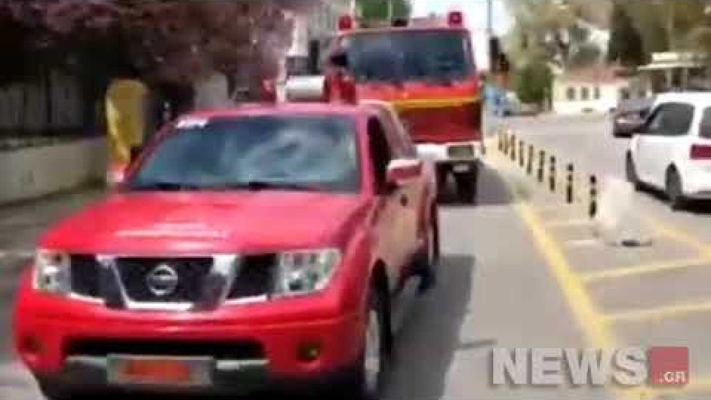 NEWS.gr - Εθελοντές πυροσβέστες χειροκροτούν τους γιατρούς του Σωτηρία