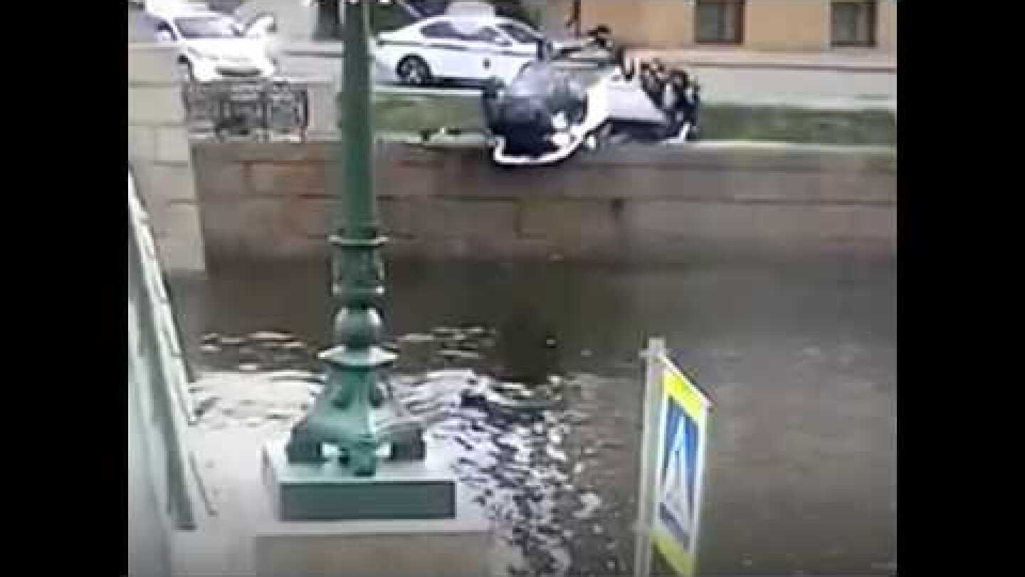 Police chase in Russia | Drunk driver flips his car