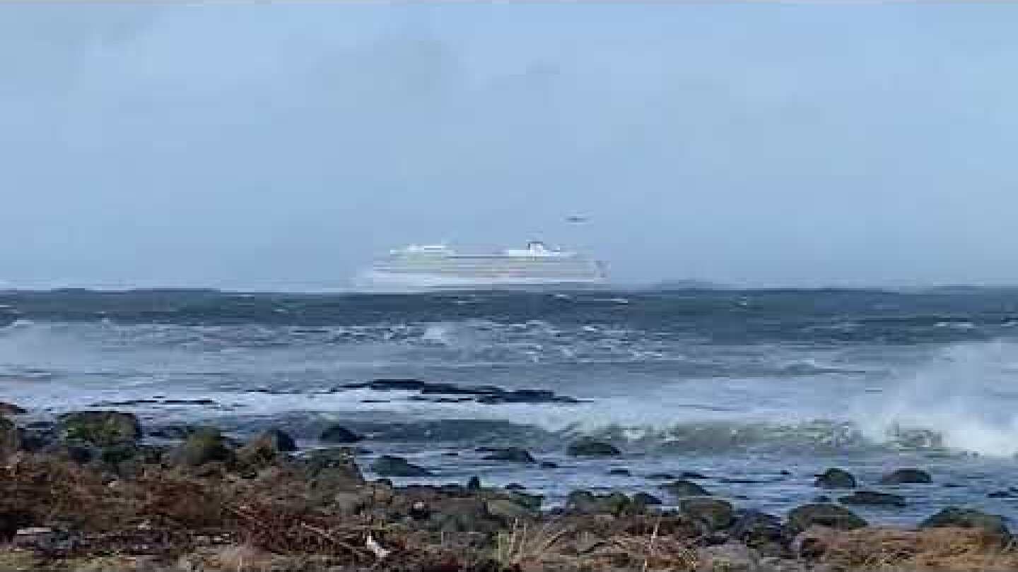 В Норвегии заглох круизный лайнер Viking Sky / In Norway, the Viking Sky cruise ship has stalled