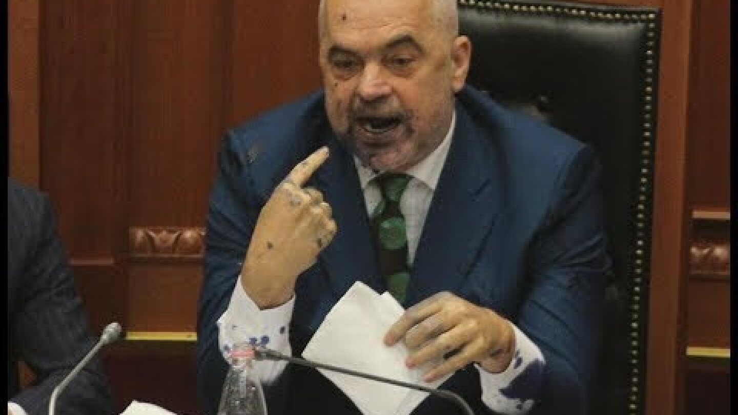 Paloka sulmon me boje kryeministrin Edi Rama