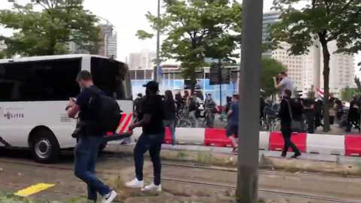 Politiebusjes bekogeld na anti-racisme demonstratie Rotterdam