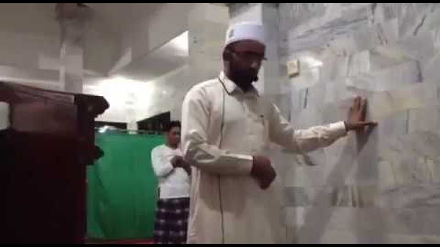 A shocking video of 7.0 magnitude earthquake in Indonesia, Imam continues to lead prayers