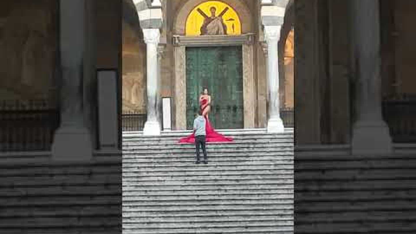 Donna nuda sulla porta del Duomo ad Amalfi