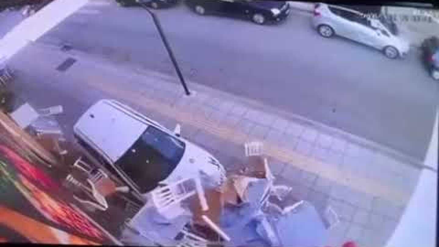 Αγρίνιο: Η στιγμή που ΙΧ παίρνει… αμπάριζα τραπεζοκαθίσματα σε εστιατόριο