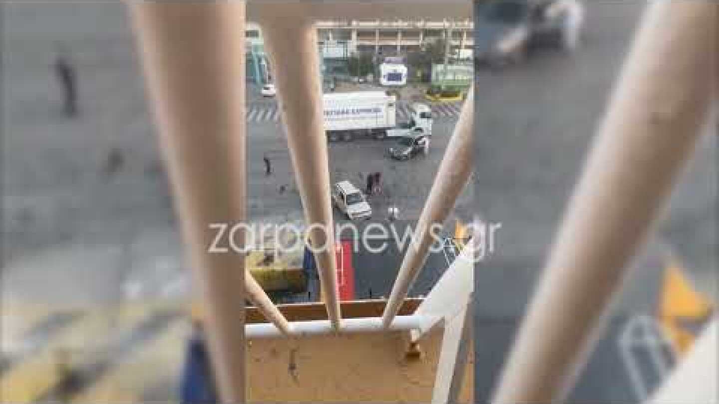 Επιβάτης σκαρφαλώνει σε καταπέλτη καραβιού για να προλάβει το ταξίδι