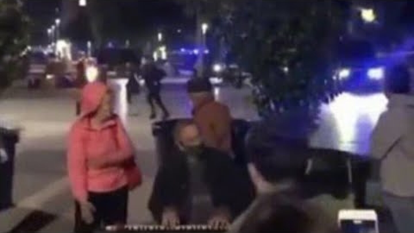 Pianist calmly plays while anti-lockdown rioters start fires and clash with police in Barcelona
