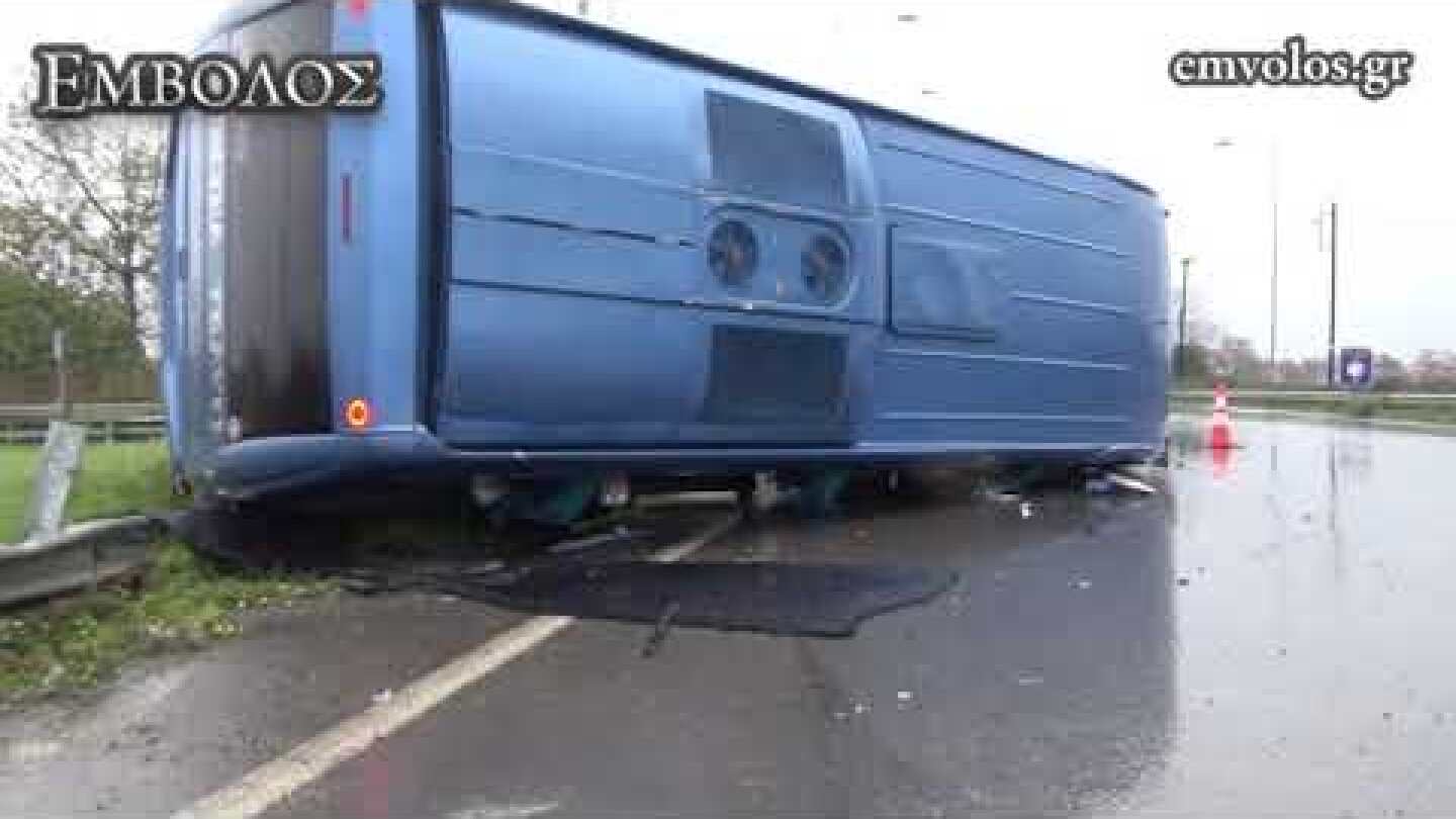 Αλεξάνδρεια - Κόμβος Νησελίου: Ανατροπή τουριστικού λεωφορείου