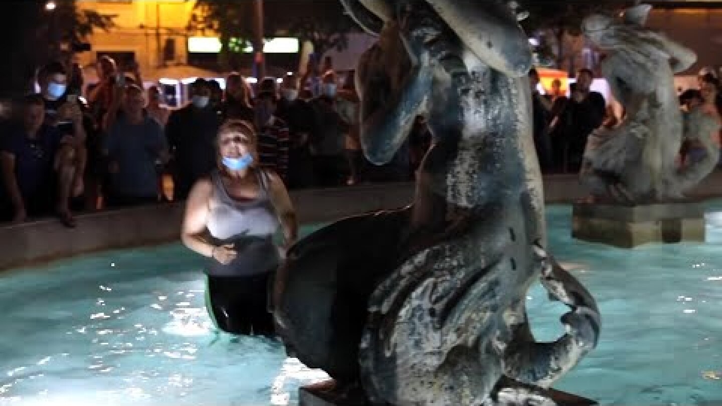 Bayern Munich Fans Paint The Town Red & Dance In The Fountain After Champions League Triumph