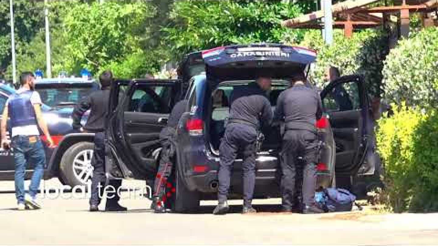 Ardea, udito scoppio: carabinieri entrano nella villa
