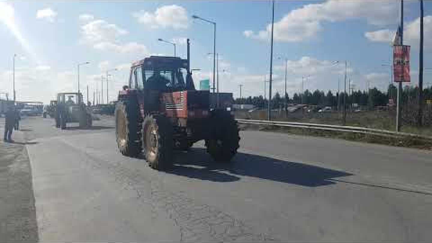 Τα πρώτα τρακτέρ φτάνουν στον κόμβο Αγιάς