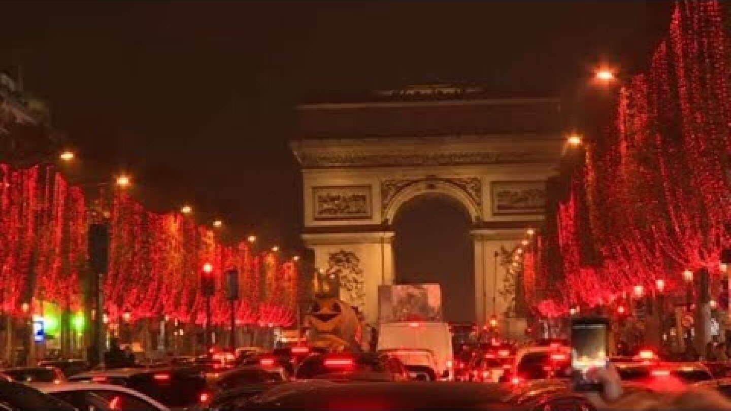 Noël : Lagerfeld et Hidalgo illuminent les Champs-Elysées