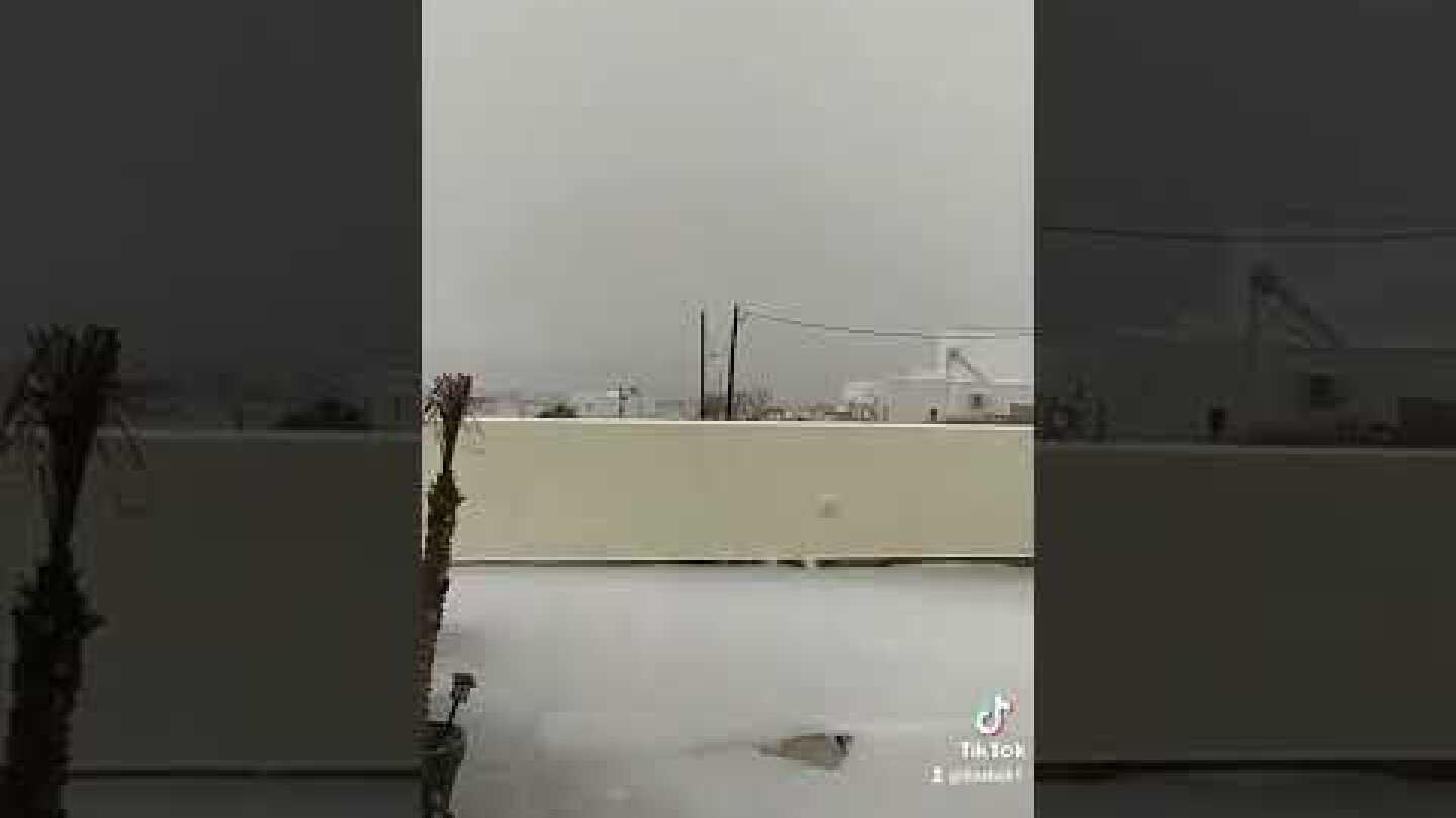 Χαλάζι με το φτυάρι στη Σαντορίνη