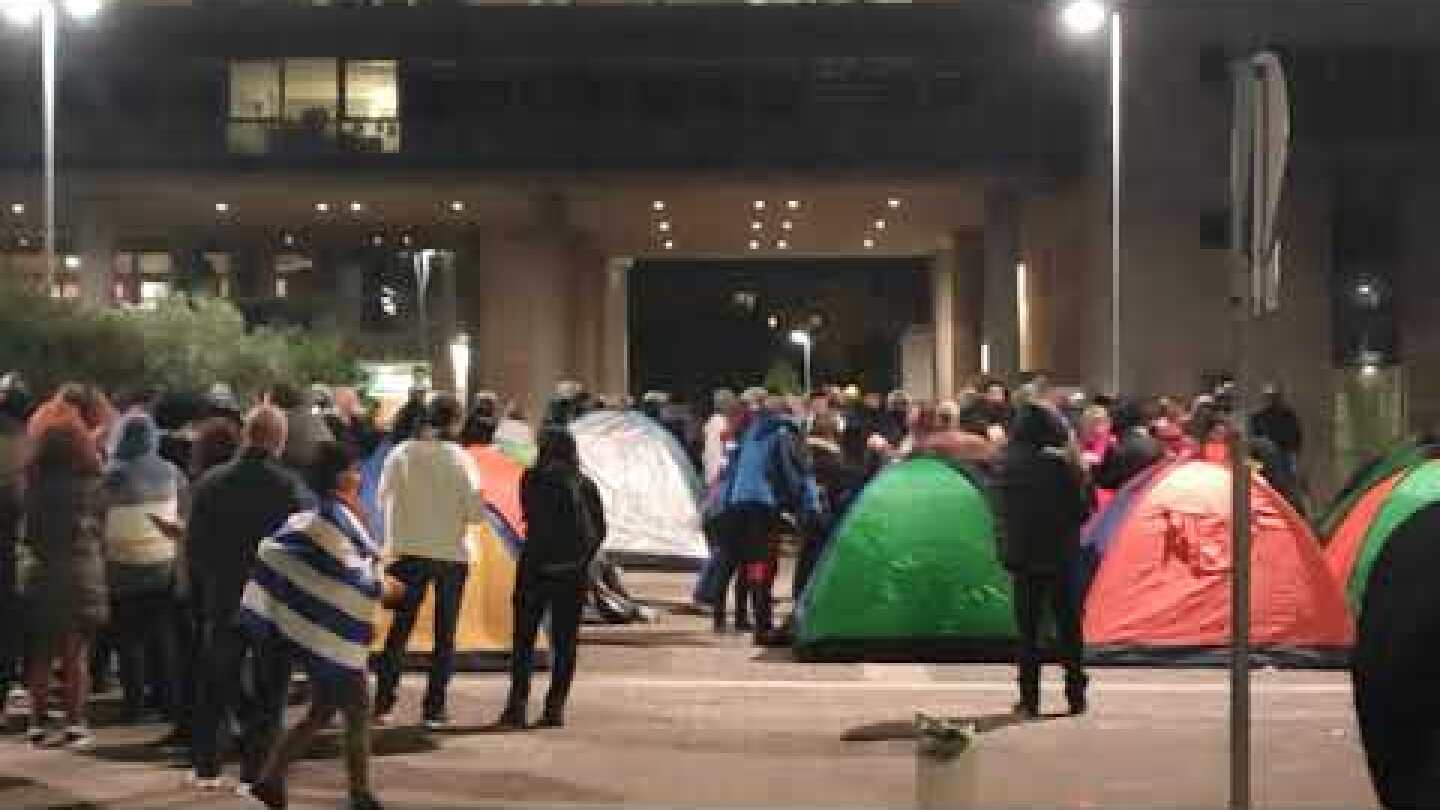 ThessToday.gr - Έστησαν γλέντι μπροστά στο δημαρχείο και μπροστά στα ΜΑΤ