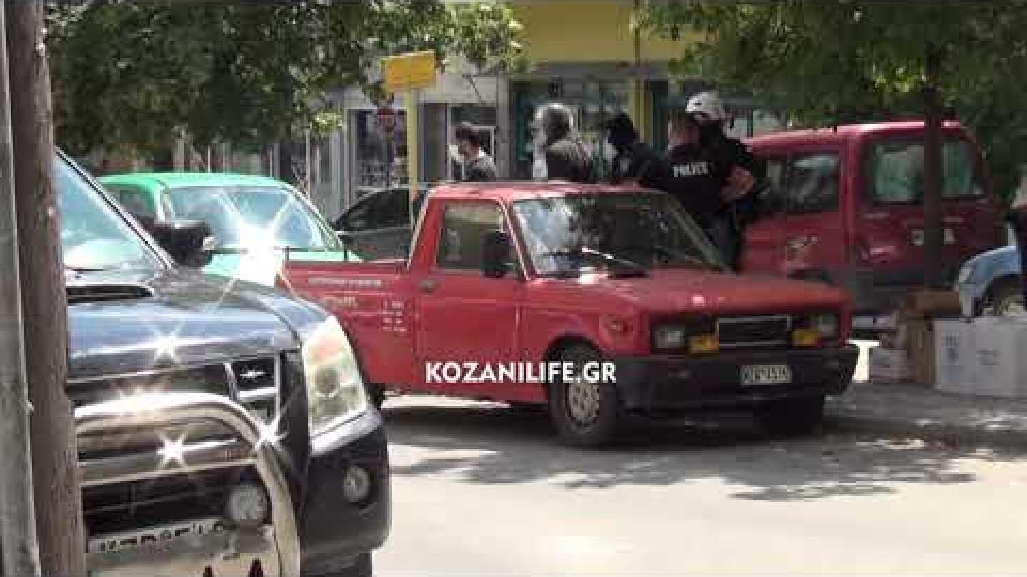Ο δράστης της επίθεσης με το τσεκούρι στην εφορία Κοζάνης οδηγήθηκε στο αμάξι του με την Αστυνομία
