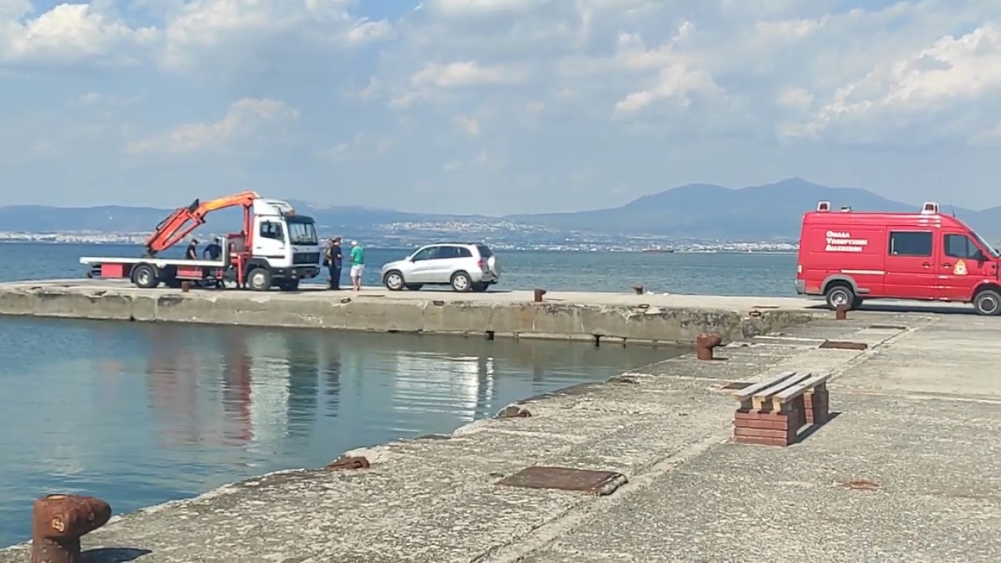 ThessToday.gr - Όχημα έπεσε στους νέους Επιβάτες - Νεκρά δύο άτομα