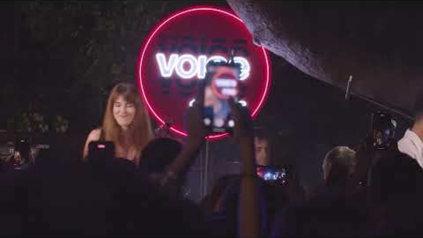 VOICE 102,5 - Πλατεία Δεξαμενής -1 χρόνος "Το Μπαλκόνι του Papazό" Μιρέλα Πάχου