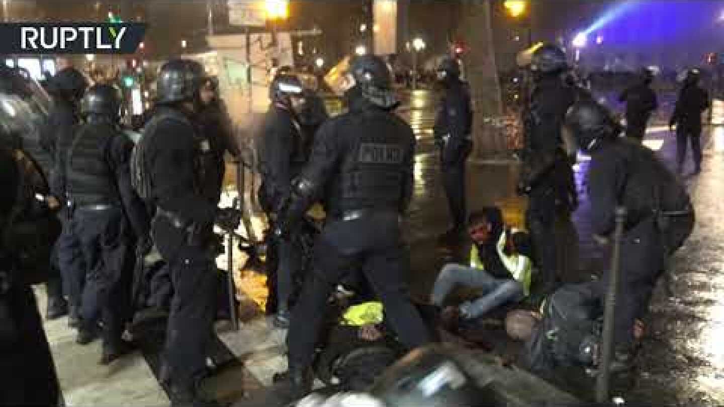 Blood spilled as violence intensities at 'Yellow vests' protest in Paris (DISTURBING VIDEO)