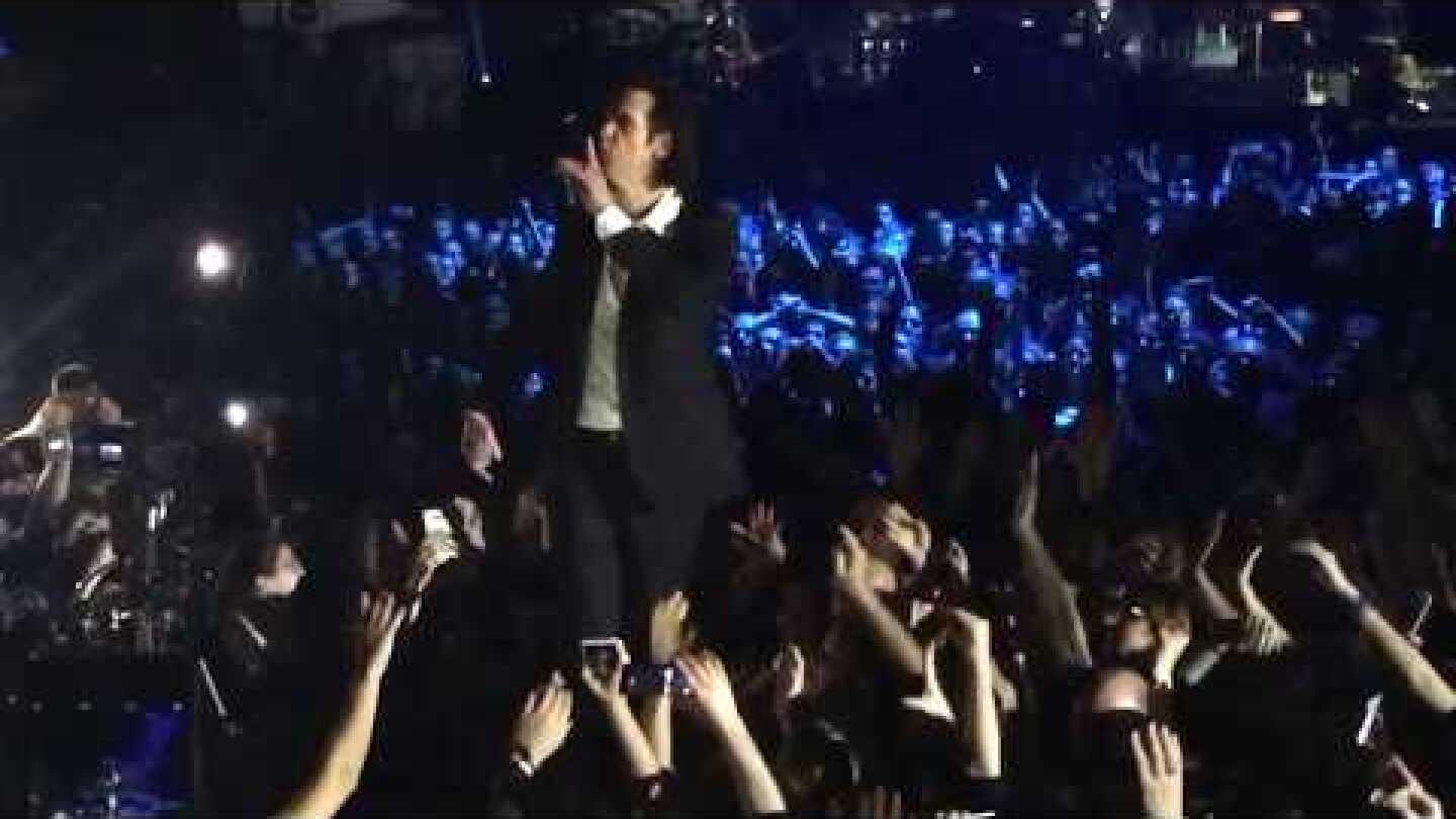 Nick Cave jumps into the crowd - the weeping song - live in Athens 2017