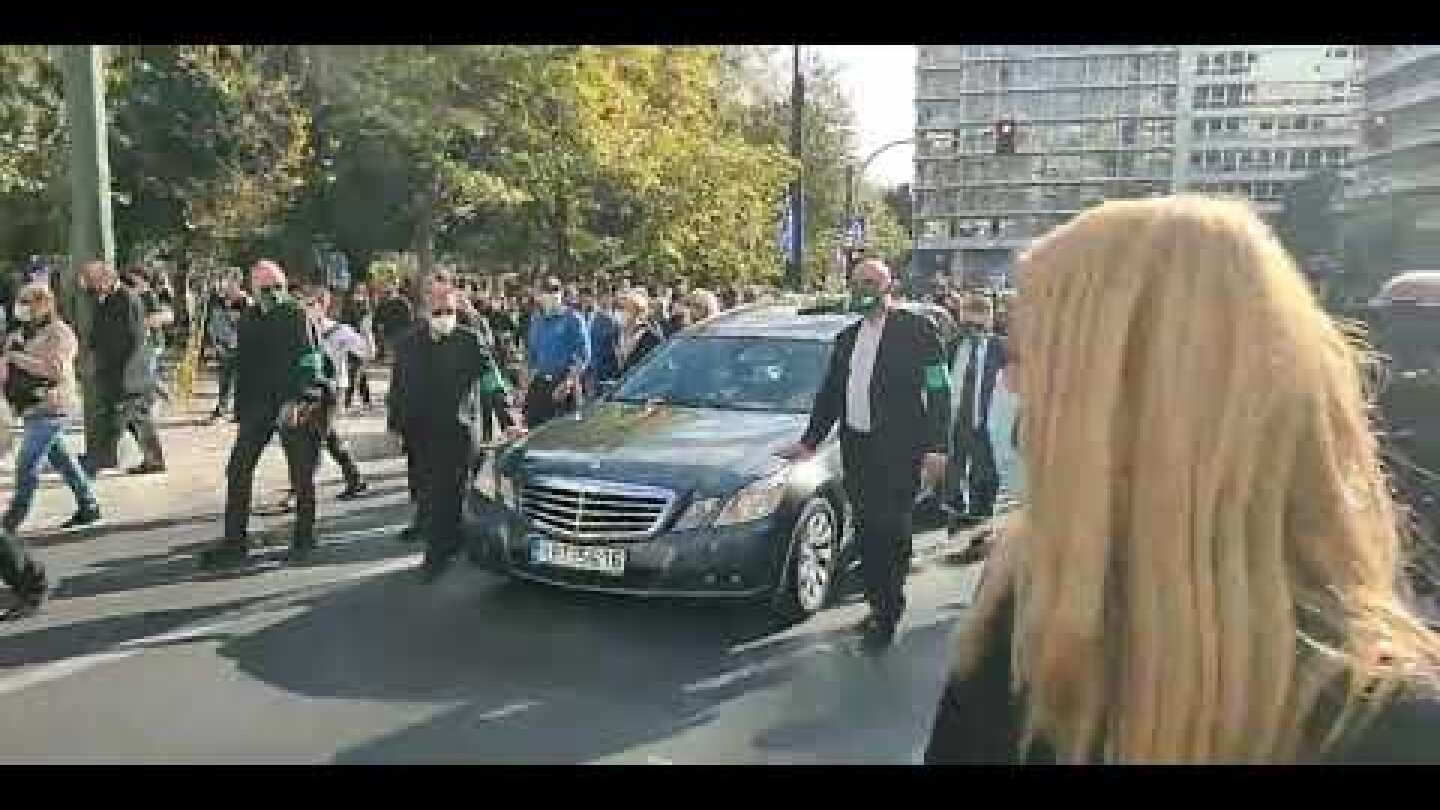 Κηδεία Γεννηματά: Πλήθος κόσμου στην πομπή προς το Ά Νεκροταφείο - Θα ταφεί δίπλα στον πατέρα της