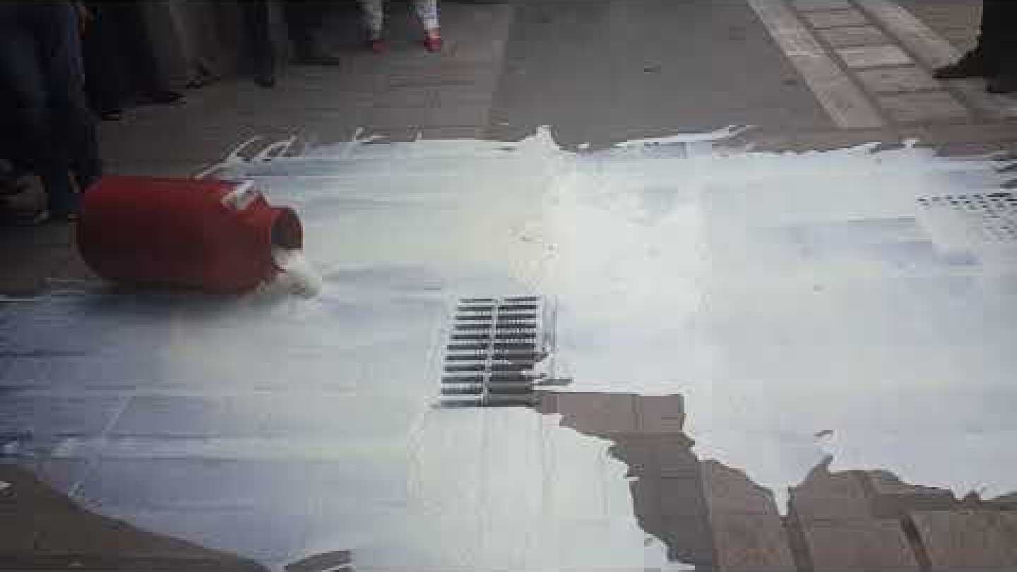 Λάρισα: Έχυσαν γάλα οι κτηνοτρόφοι