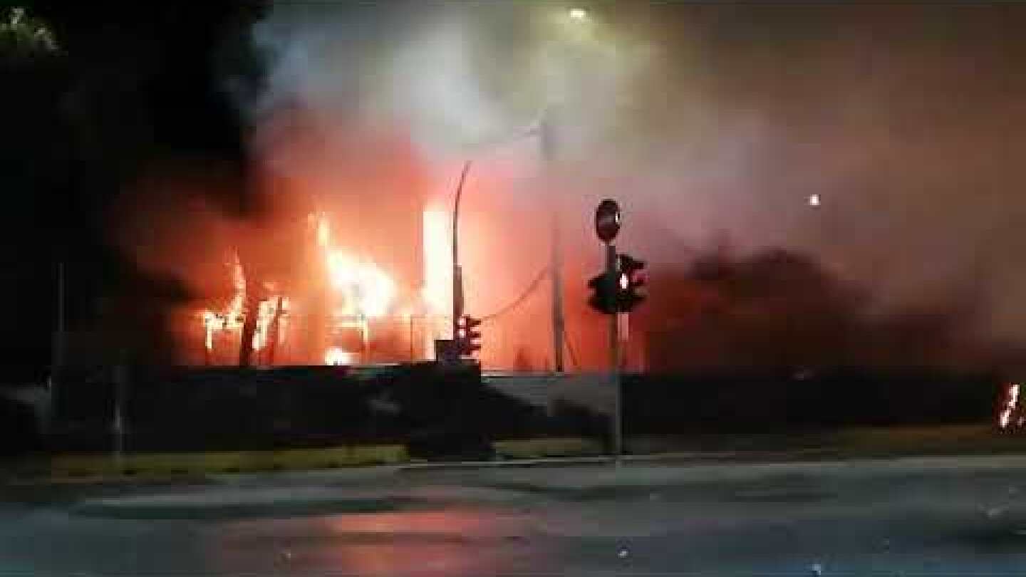 ΦΩΤΙΑ ΣΤΙΣ ΕΓΚΑΤΑΣΤΑΣΕΙΣ ΤΟΥ ΜΕΤΡΟ ΣΤΗΝ ΘΕΣΣΑΛΟΝΙΚΗ