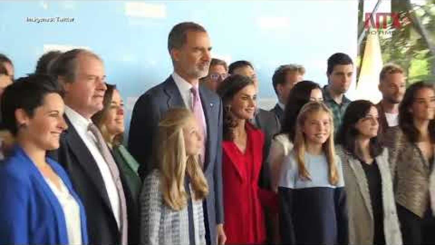 Reciben centenares de catalanes al rey Felipe VI con cacerolada