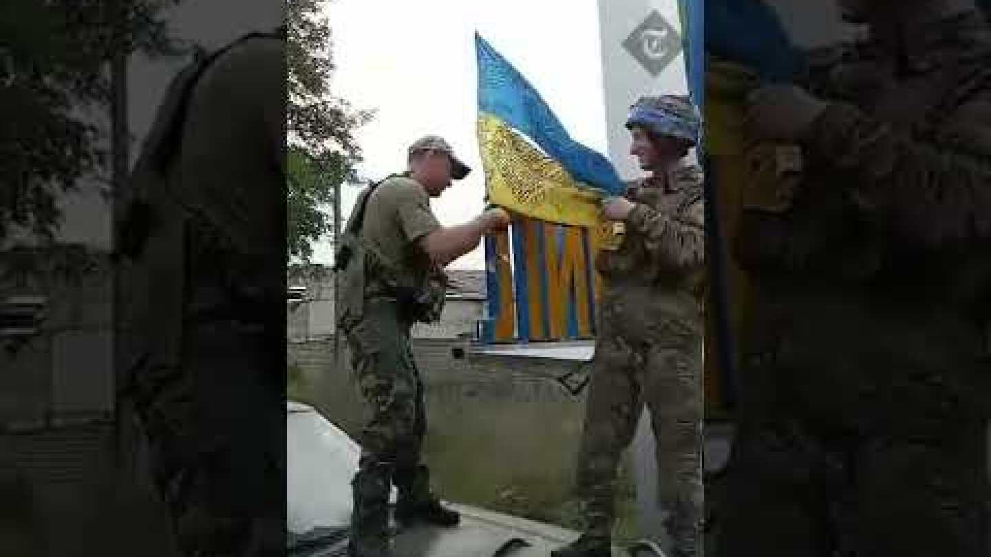 Ukrainian soldiers raise flag in Lyman, Donetsk region