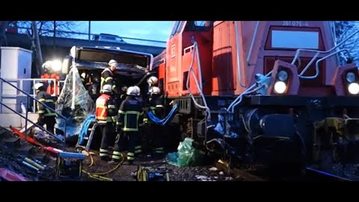 Tödlicher Zugunfall in Hamburg: Lok und Linienbus kollidieren