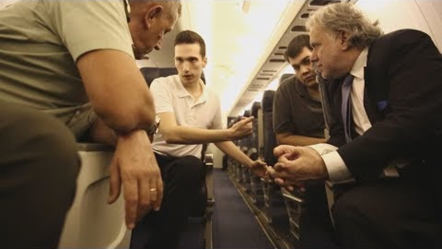 Χαρά και συγκίνηση στην επιστροφή των δύο στρατιωτικών στο αεροδρόμιο «Μακεδονία»