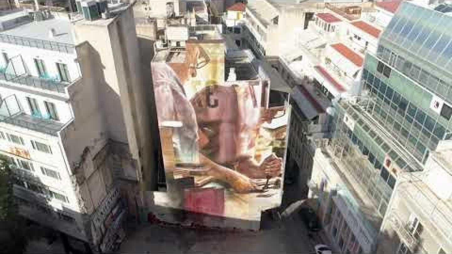 Ο κορυφαίος Αυστραλός εικαστικός Guido van Helten «υπογράφει» τη νέα τοιχογραφία στα Εξάρχεια