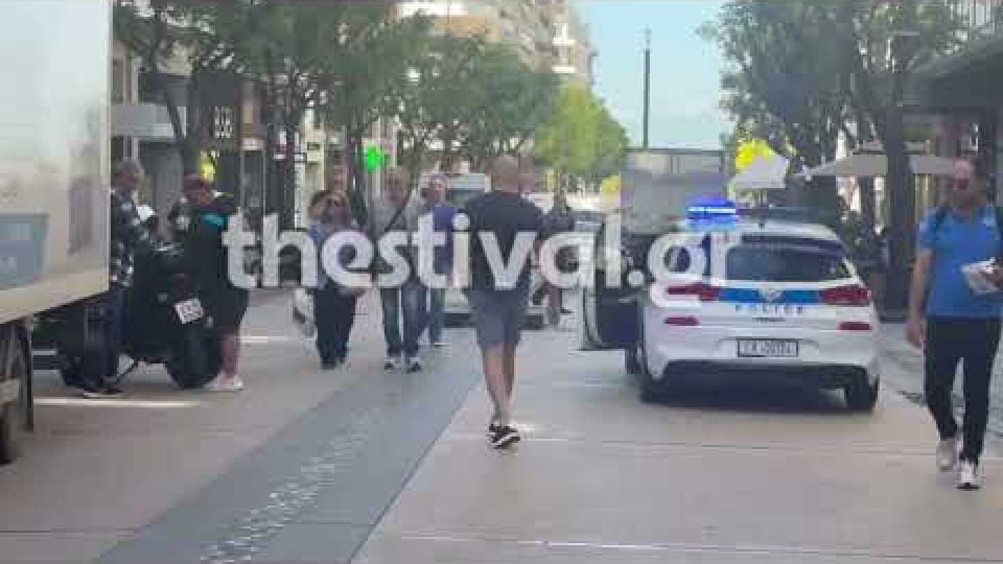 Thestival.gr Φορτηγό έπεσε σε περίπτερο στον πεζόδρομο της Αγίας Σοφίας 