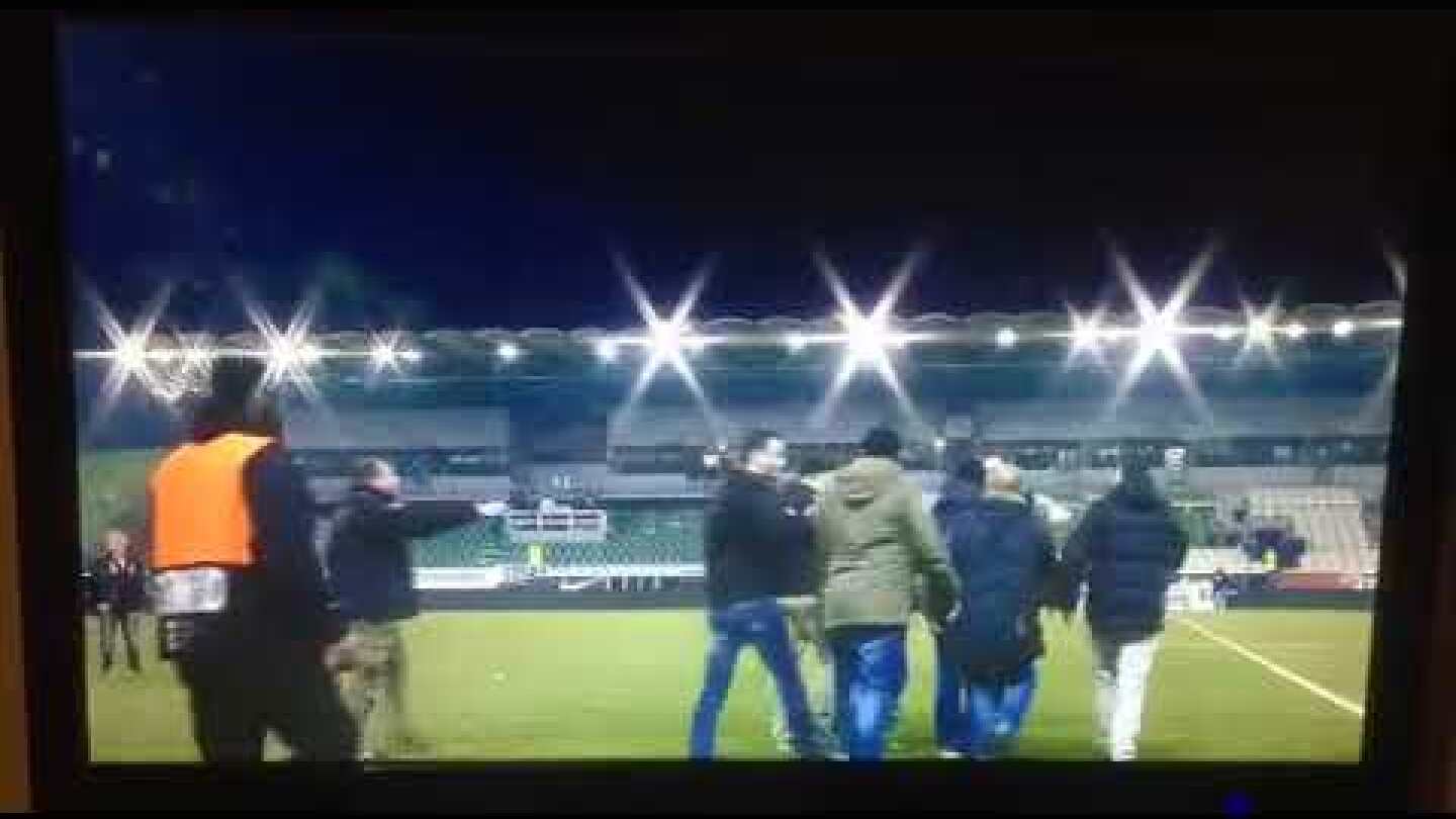 Tα "μπινελίκια" του Παπαδόπουλου με την εξέδρα