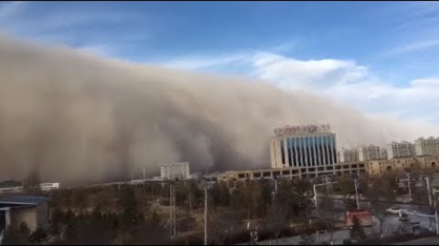 Huge Sandstorm Hits Gansu Province