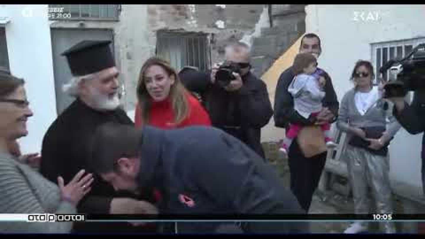 Ο Χαρδαλιάς χωρίς μάσκα φιλά το χέρι ιερέα