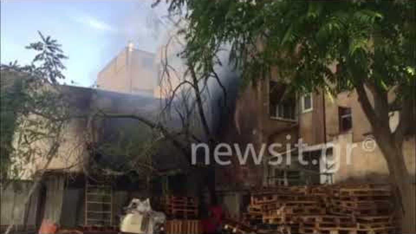 Κάηκαν σπίτια από τη φωτιά στο Περιστέρι