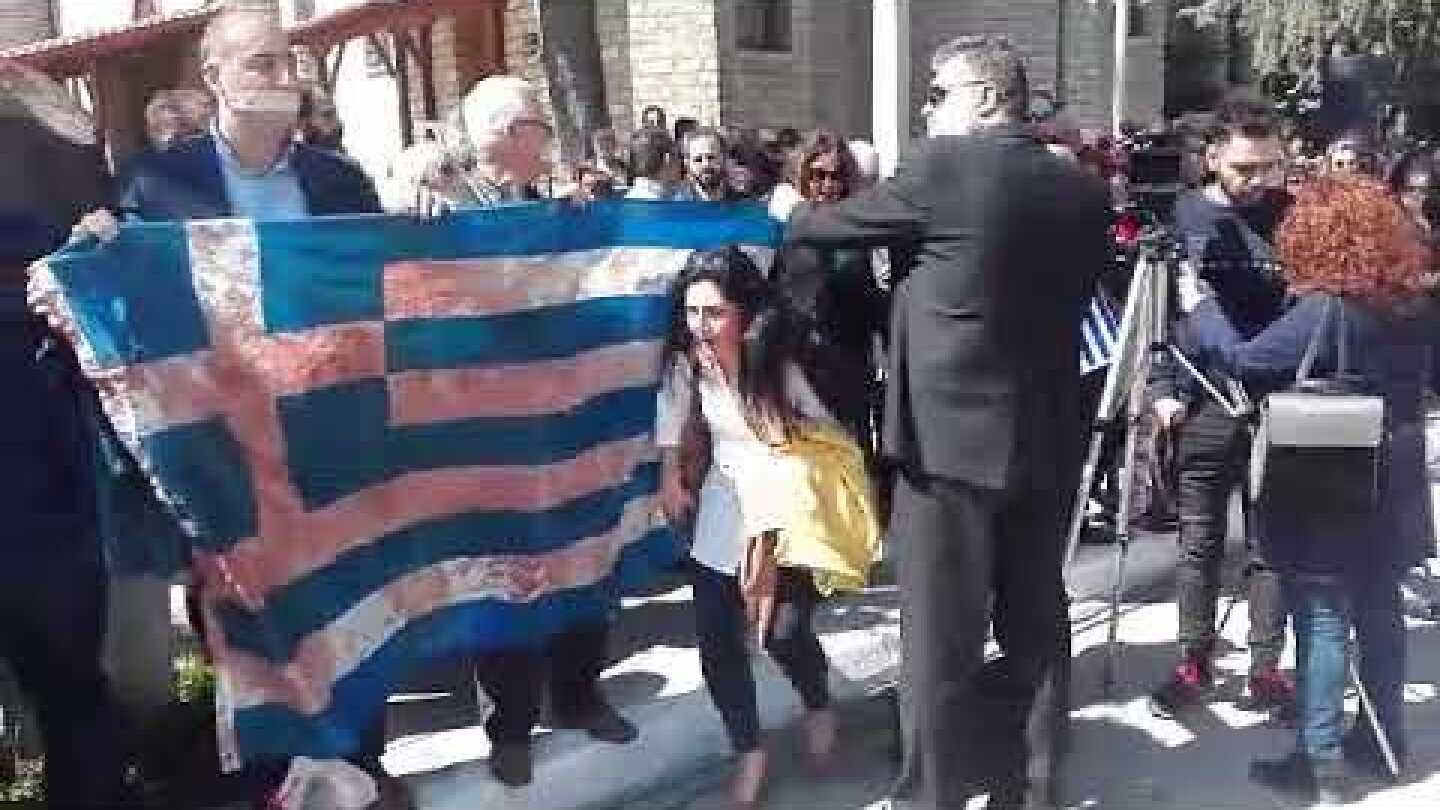 kozan.gr: Πτολεμαίδα (παρέλαση):  Έκλεισαν τα στόματα τους με ταινίες