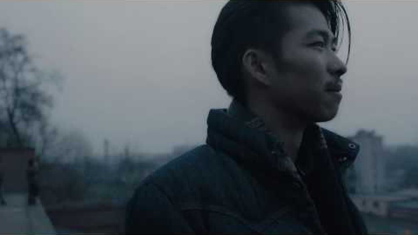 ΕΝΑΣ ΕΛΕΦΑΝΤΑΣ ΣΤΕΚΕΤΑΙ ΑΚΙΝΗΤΟΣ - ΕΛΛΗΝΙΚΟ ΤΡΕΪΛΕΡ / AN ELEPHANT SITTING STILL - GREEK TRAILER