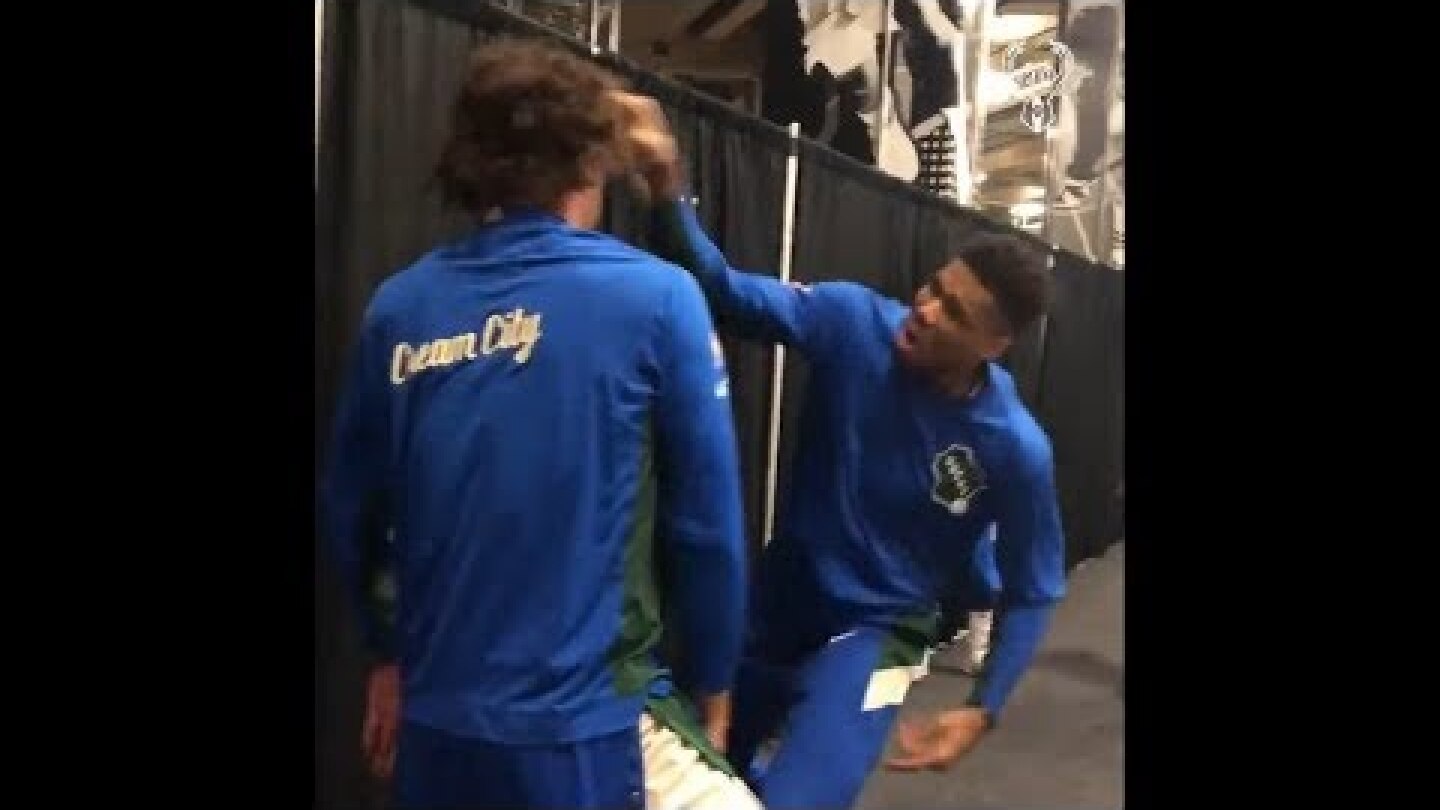Giannis Antetokounmpo and Robin Lopez in another episode of Bucks wrestling - Bucks vs Spurs