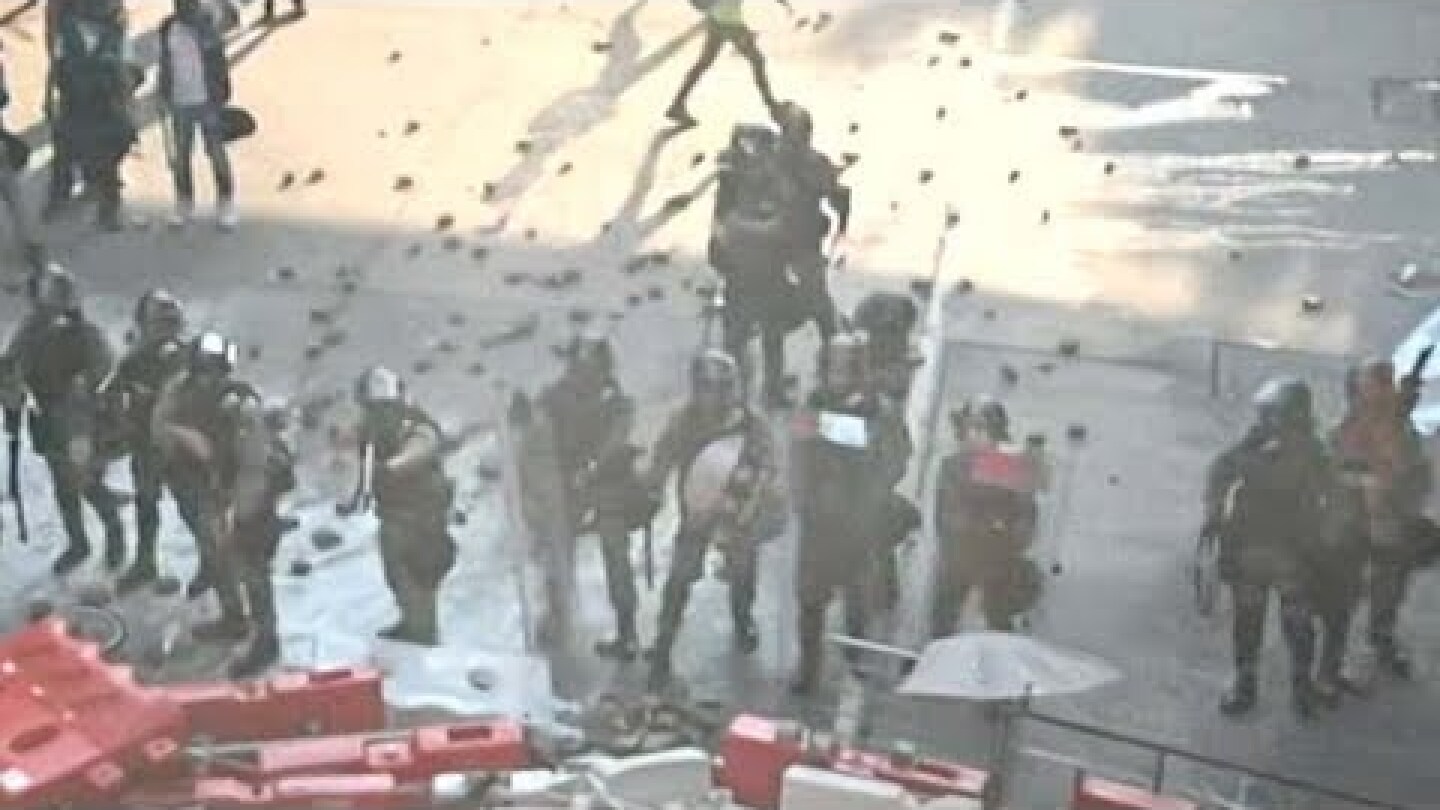 Hong Kong: Police and protesters clash in 16th weekend of unrest