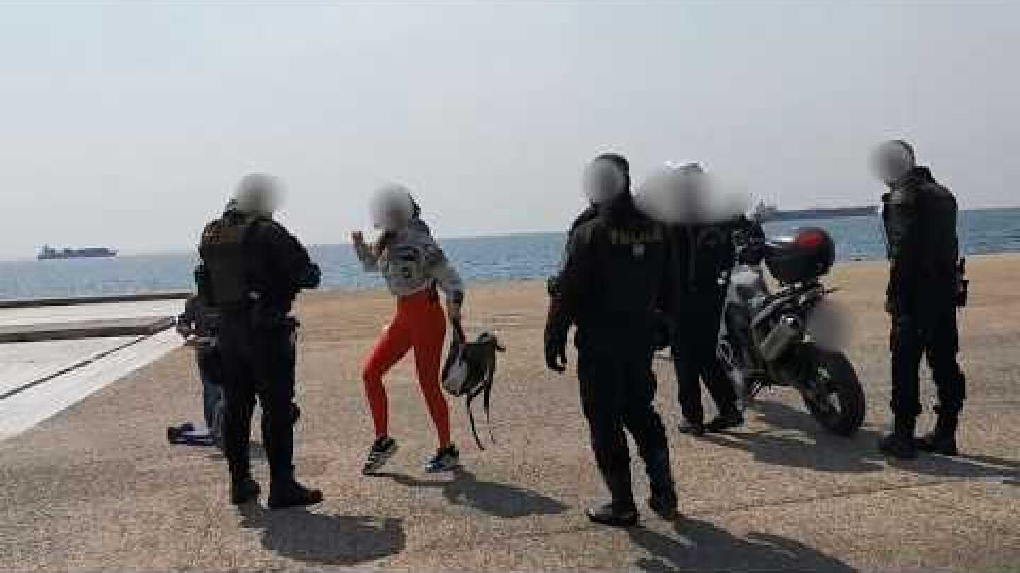 Θεσσαλονίκη: Γυναίκα τα "έψαλε" σε αστυνομικούς και δημοσιογράφους για την απαγόρευση κυκλοφορίας